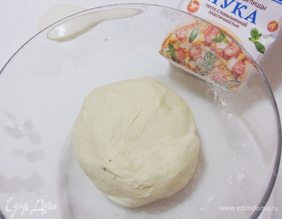 Замесить мягкое эластичное тесто. Накрыть полотенцем и дать отдохнуть еще полчаса. Пока тесто подходит, есть время заняться начинкой.