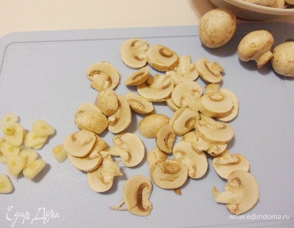 Нарезать чеснок и шампиньоны тонкими пластинами.
