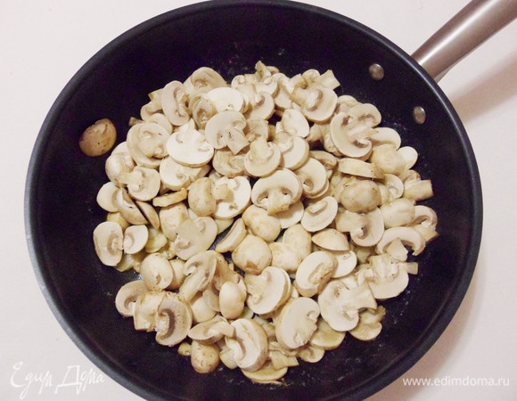 Растопить на сковороде 1 ст. л. сливочного масла, обжарить грибы с чесноком до полного испарения жидкости (примерно 5–7 минут).