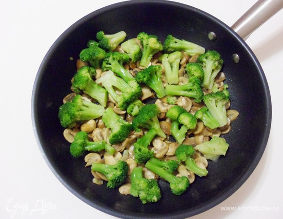 Брокколи разобрать на небольшие соцветия и добавить в сковороду.