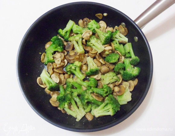 Добавить 1–2 ст. л. воды, посолить, поперчить. Готовить под крышкой не более 5 минут. Начинка для пиццы готова.