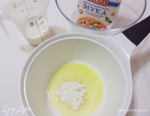 В сотейнике растопить 1,5 ст. л. сливочного масла, добавить 1 ст. л. муки.