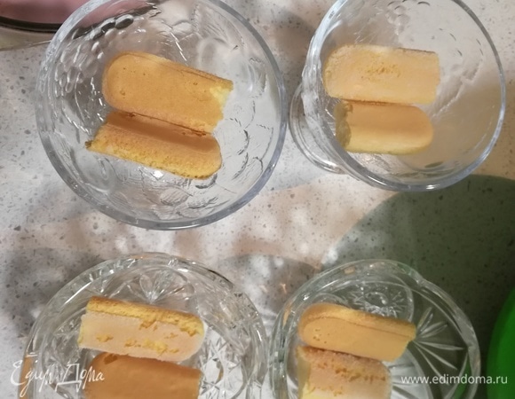 Подготовить креманки. Разложить печенье.