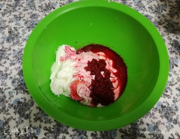 Соединить творог, сметану и сахар. Взбить миксером. Добавить малину и перемешать лопаткой. Влить остывшую желейную воду и снова перемешать лопаткой.