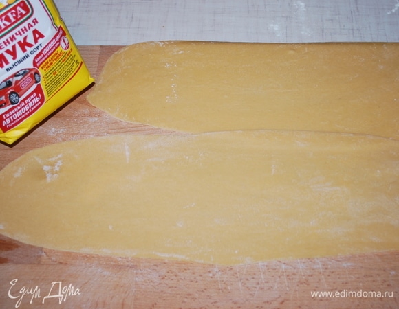 Тесто раскатаем в пласты.