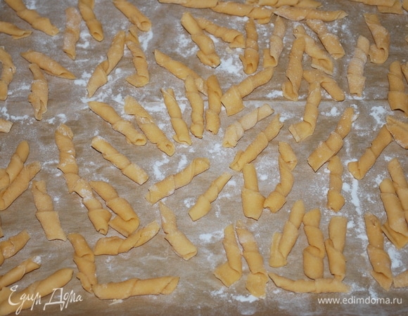 Фузилли готовы. Пасту можно варить сразу (она не раскрутится и сохранит форму), а можно высушить.