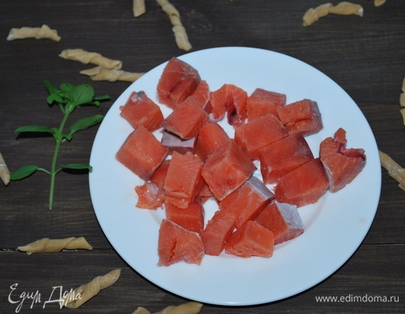 Рыбу очистим от костей и кожи, нарежем на квадраты размером примерно 1,5х1,5 см.
