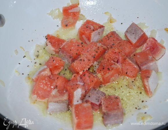 К луку добавим рыбу и все вместе обжарим в течение 3-х минут. Поперчим и посолим по вкусу.