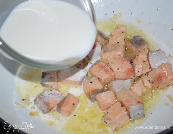 К рыбе и луку добавим сливки. Все вместе прогреем минуты две, попробуем на соль.