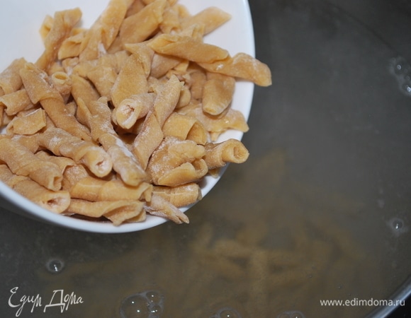 В кипящую подсоленную воду кладем пасту (200 г). Варим ее до состояния аль-денте.