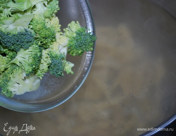 За минуту до готовности пасты кладем в кастрюлю брокколи, разобранную на соцветия. Отвариваем все вместе в течение минуты. Сливаем воду.
