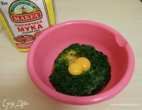 Ингредиенты для бисквита я разделила на 2 части. Замороженный шпинат нужно предварительно разморозить, отделить белки от желтков. Смешать шпинат и желтки.