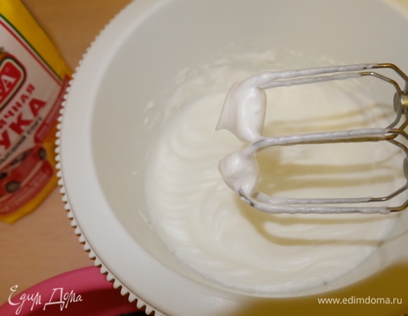 Белки с щепоткой соли взбить до устойчивой пены — если перевернуть миску, то они не вытекут.