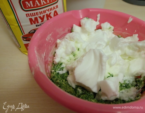 К шпинату добавить взбитые белки.