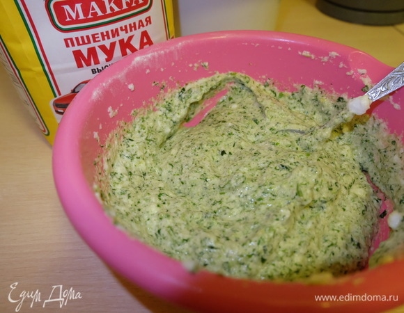 Аккуратно перемешать белки и шпинат.