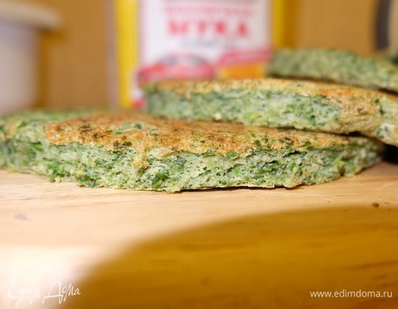 Духовку предварительно разогреть до 180°C. Противень предварительно застелить бумагой и смазать маслом, выложить тесто, распределить ровным слоем. Выпекать бисквит 13–15 минут.