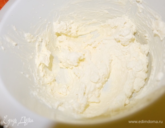 Сливки взбить с сыром, в самом конце добавить сок одного лимона.