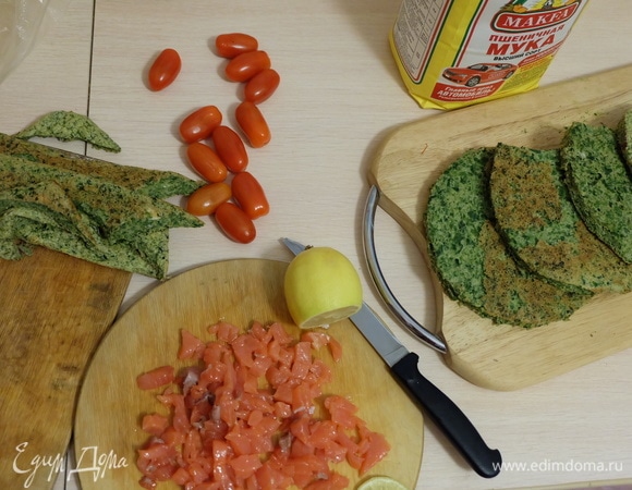 Рыбу нарезать тонкими ломтиками.