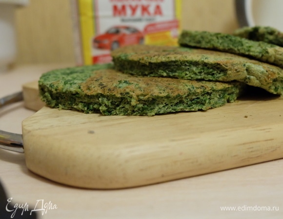 Из коржей я вырезала небольшие круги (получилось 4 шт.).