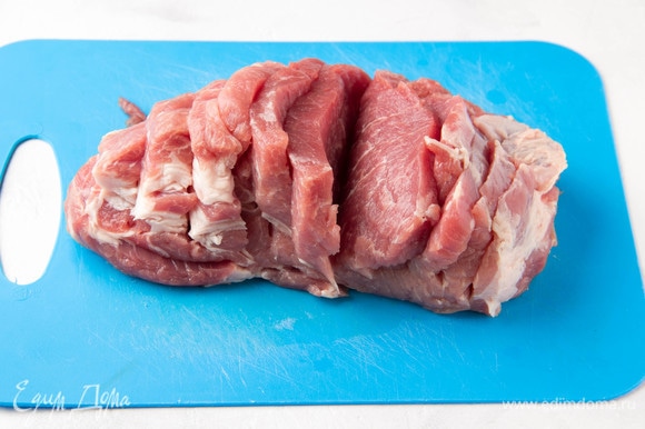 Я беру свиную шею, можно заменить ее на карбонад, но, мне кажется, будет не так вкусно и сочно. На куске мяса сделать надрезы не до конца (так, чтобы получились стейки шириной 1–1,5 см). Посолить мясо, но не сильно, так как маринад содержит соевый соус.