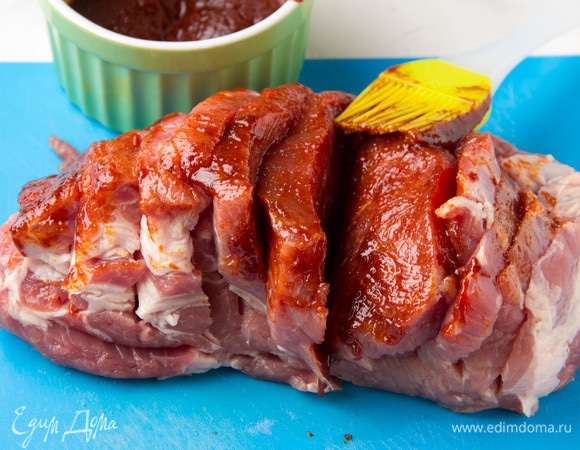 Мясо со всех сторон смазать маринадом.