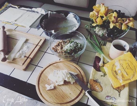 Филе индейки нарезаем мелкими кубиками. Пережариваем с чесноком и специями на оливковом масле (только не пересушите). Готовое филе выкладываем в салатник, добавляем столовую ложку плавленого сыра, мелко шинкуем зеленый лук или лук-порей, добавляем каплю пасты карри и специи. Перемешиваем.