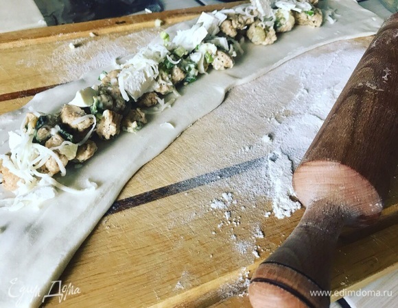 Слоеное тесто режем на полоски. Раскатываем и начиняем нашей ароматной индейкой и сыром.