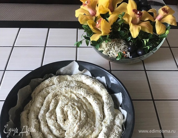 Выкладываем в форму для выпечки в форме улитки. Смазываем яйцом и посыпаем кунжутом. Ставим в духовой шкаф на 40 минут при температуре 180°C.