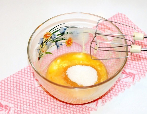 В большой чаше для миксера смешиваем на средней скорости мягкое сливочное масло с сахаром и ванильным сахаром до белого цвета.