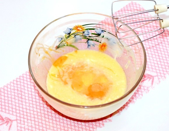 Добавляем яйцо (среднее), желток, йогурт, цедру, смешиваем до однородности.