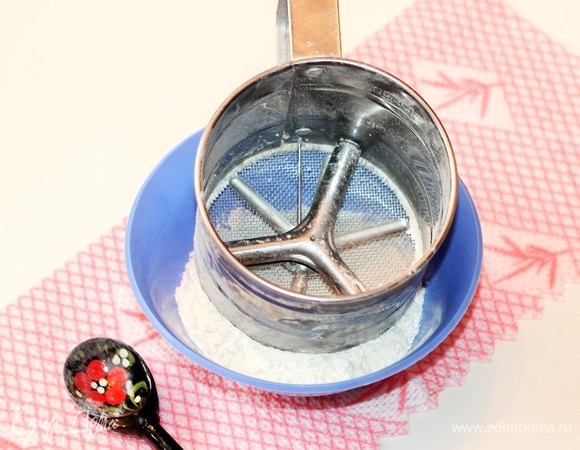 В отдельной миске смешиваем разрыхлитель с мукой и просеиваем. Добавляем щепотку соли и перемешиваем.