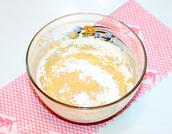 В чашу миксера с масляной смесью аккуратно добавляем мучную смесь и на низкой скорости миксера перемешиваем.