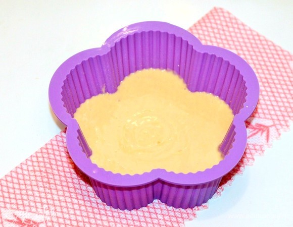 Формочку для выпечки (дно) слегка смазываем сливочным маслом и посыпаем панировочными сухарями. У меня вместо панировочных сухарей 2 печенья, тертые на мелкой терке. Выливаем тесто в форму и равномерно распределяем. Выпекаем корж в уже разогретой до 170°C духовке 40 минут. Проверяйте готовность сухой лучиной.