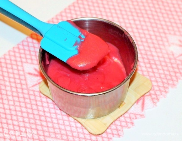 Пока выпекается корж, приготовим крем. Берем 50 г заварного ванильного крема и растворяем в 50 мл охлажденного молока. Затем разогреваем оставшиеся 50 мл молока и добавляем протертый малиновый джем. Перемешиваем малиновую смесь до однородности и доводим на слабом огне до кипения. Тонкой струйкой льем в малиновую смесь растворенный крем и варим до нужной густоты, постоянно перемешивая. Остывший крем слегка взбиваем миксером на средней скорости. Крем готов!