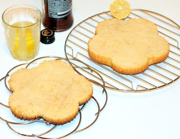 Испеченный корж охлаждаем до комнатной температуры, извлекаем из формы и переворачиваем на решетку. Если время позволяет, корж охлаждаем, заворачиваем в пленку и ставим в холодильник дозревать. А с утра формируем торт. У меня «торт-скороспелка», когда гости уже на пороге. Охлаждала на балконе. Остывший корж разрезаем на 2 части. Пропитываем сиропом. Сироп: в 0,5 стакана воды растворяем по вкусу сахар, добавляем 2 дольки лимона, ром (1–2 ст. л.), пробуем, доводим сироп до кипения и охлаждаем.