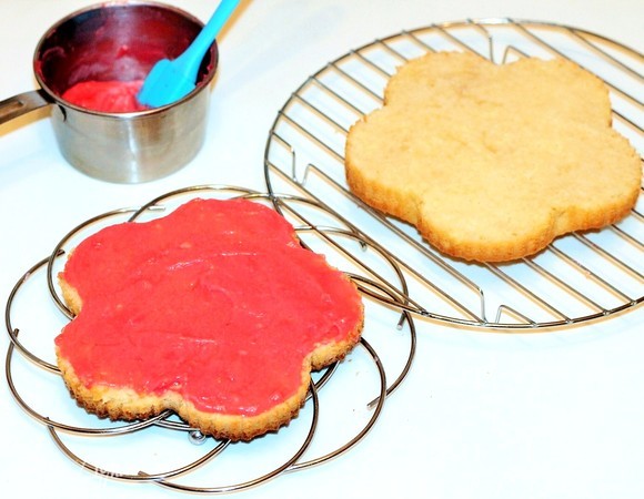 Смазываем пропитанные коржи кремом и складываем стопкой.