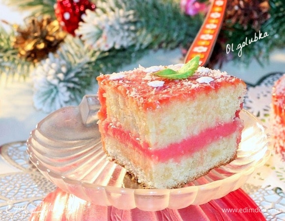 Поливаем торт глазурью, пока он немного теплый. Украшаем торт кокосовой стружкой и кондитерским декором, охлаждаем в холодильнике и подаем к праздничному столу. Приятного чаепития и с наступающим Новым годом!