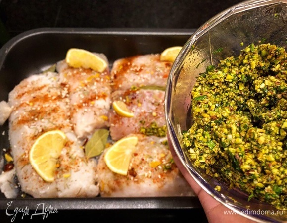 Выкладываем соус на рыбу.