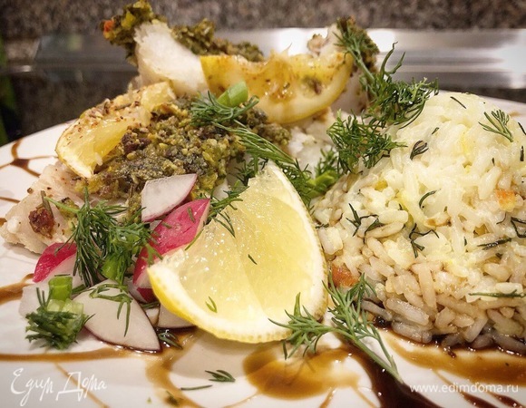 Накрываем фольгой. И ставим в разогретую до 200°C духовку на 15 минут. Достаем, снимаем фольгу. Если рыба вам покажется суховатой, добавьте сметану и запекайте еще 10 минут. Приятного аппетита)