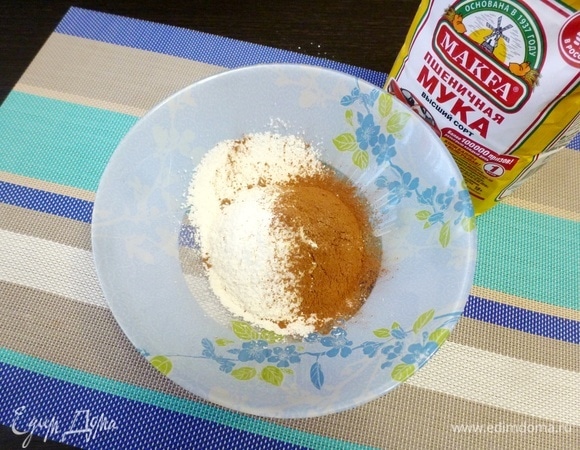 Смешать просеянную муку пшеничную MAKFA и какао-порошок.