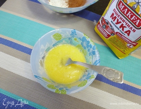 Яйцо смешать с водой, растительным маслом и сахаром.