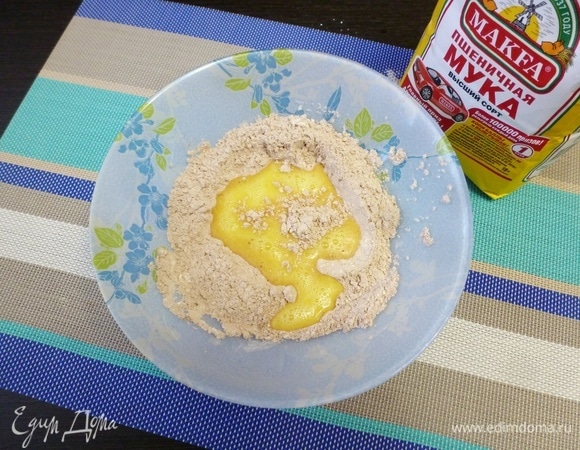 Добавить яйцо в муку.