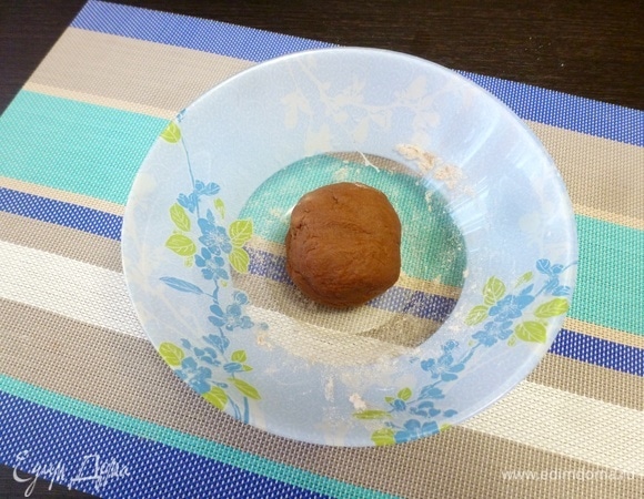 Замесить довольно крутое тесто. Муки может понадобиться больше или меньше — зависит от размера яйца и влажности муки. Завернуть тесто в пленку и оставить на 30–40 минут.
