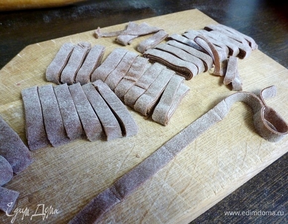 Свернуть пласт теста несколько раз и нарезать его поперек на ленты шириной 0,4–0,5 мм.