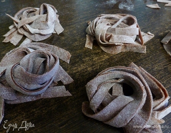 Феттучине подсушить немного, стряхнув лишнюю муку. Для удобства можно свернуть в гнезда.