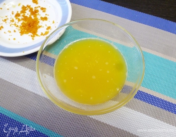 Теперь приготовим вкусный и ароматный апельсиново-тыквенный нектар к феттучине. С апельсина снять цедру и выдавить сок.