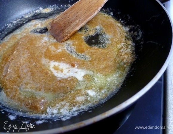 На сковороде растопить сливочное масло с коричневым сахаром.
