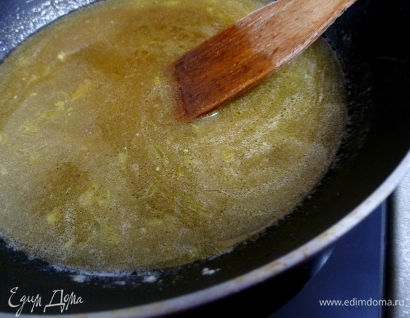 Аккуратно влить апельсиновый сок и добавить цедру.