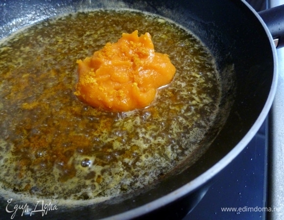 Ввести в апельсиновый сироп тыквенное пюре. Для тыквенного пюре очистить тыкву от семян и шкурки, нарезать на кусочки, закрыть пленкой и отправить в микроволновку на 4–5 минут при мощности 800 Вт. Мягкие кусочки тыквы измельчить блендером.