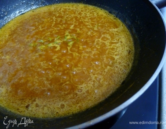 Перемешать сироп и тыквенное пюре до однородности, влить рюмку коньяка и положить веточку тимьяна. Готовить еще 2–3 минуты до выпаривания алкоголя. Получается очень вкусный, бархатистый, средней густоты нектар. Хотя густоту нектара можно регулировать по вкусу.